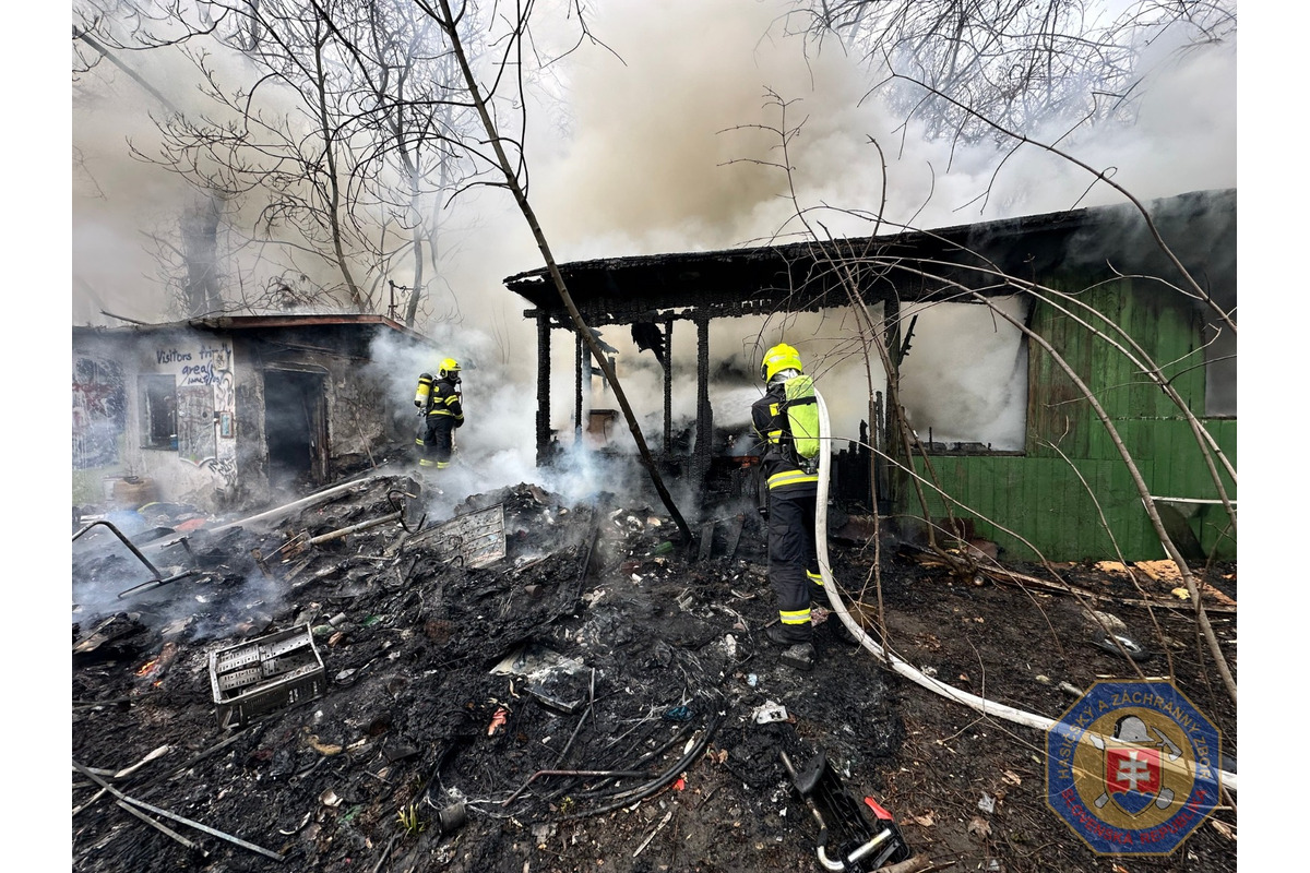 FOTO: Požiar chatky na Pražskej ulici v Bratislave, foto 2