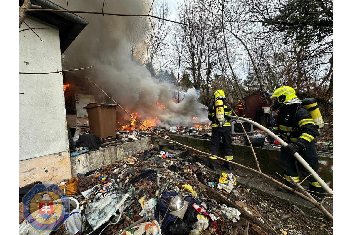 FOTO: Požiar chatky na Pražskej ulici v Bratislave, foto 3