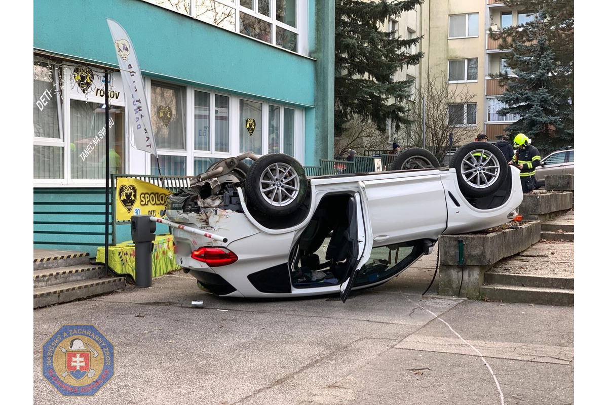 FOTO: Na Batkovej ulici sa na strechu prevrátilo auto, foto 1