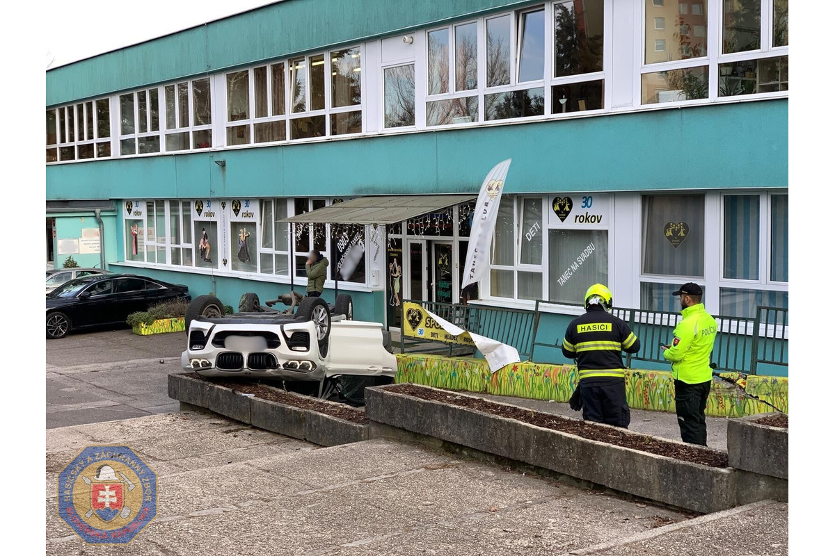 FOTO: Na Batkovej ulici sa na strechu prevrátilo auto, foto 2