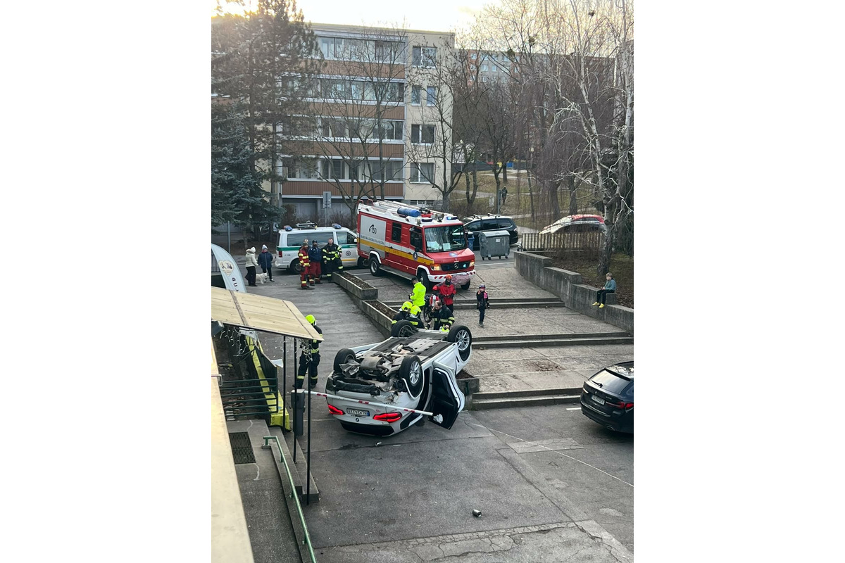 FOTO: Na Batkovej ulici sa na strechu prevrátilo auto, foto 3