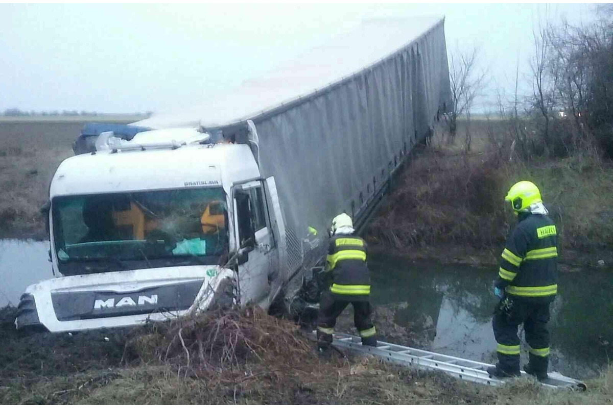 FOTO:  Nehoda kamiónu na D1, foto 1