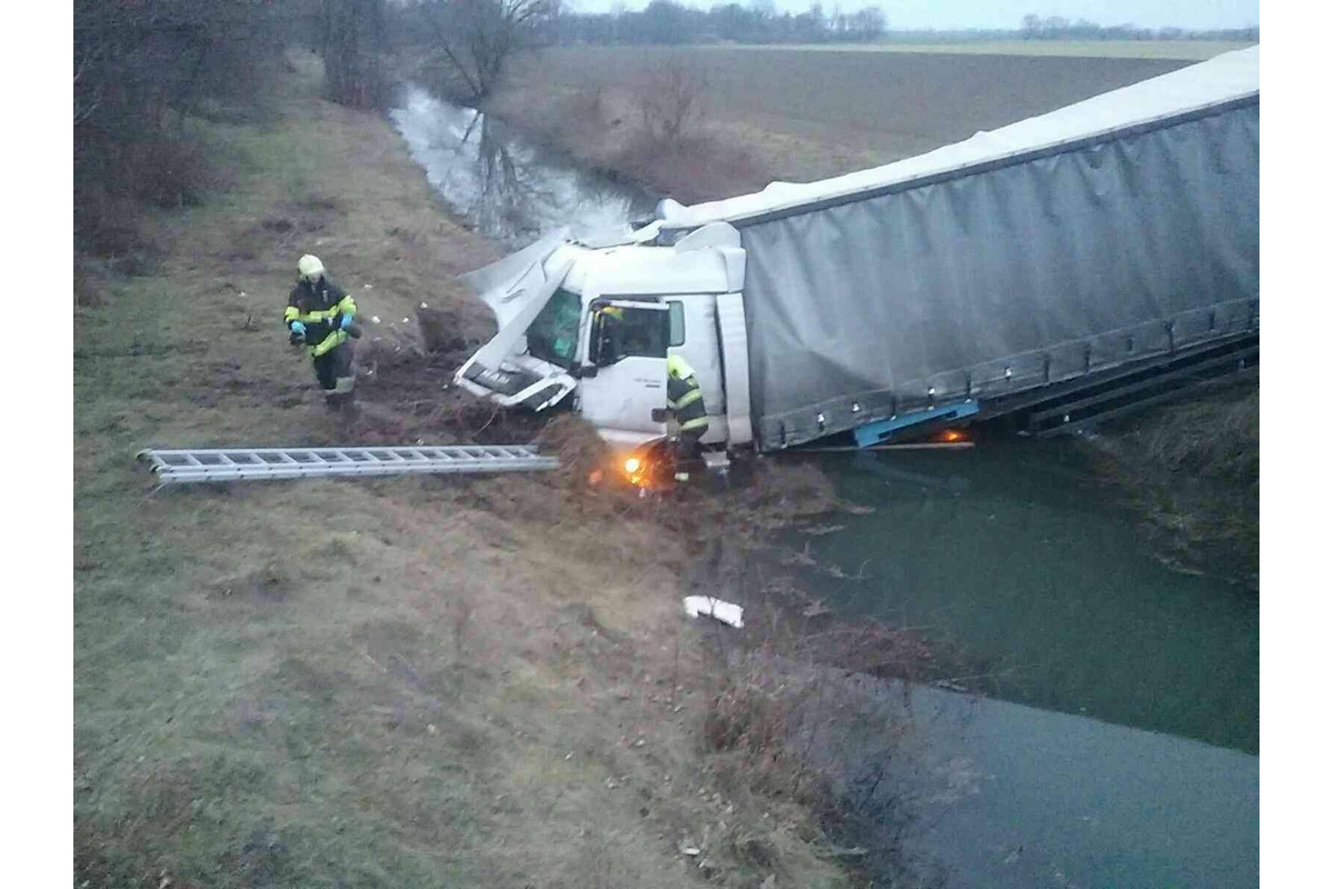 FOTO:  Nehoda kamiónu na D1, foto 2