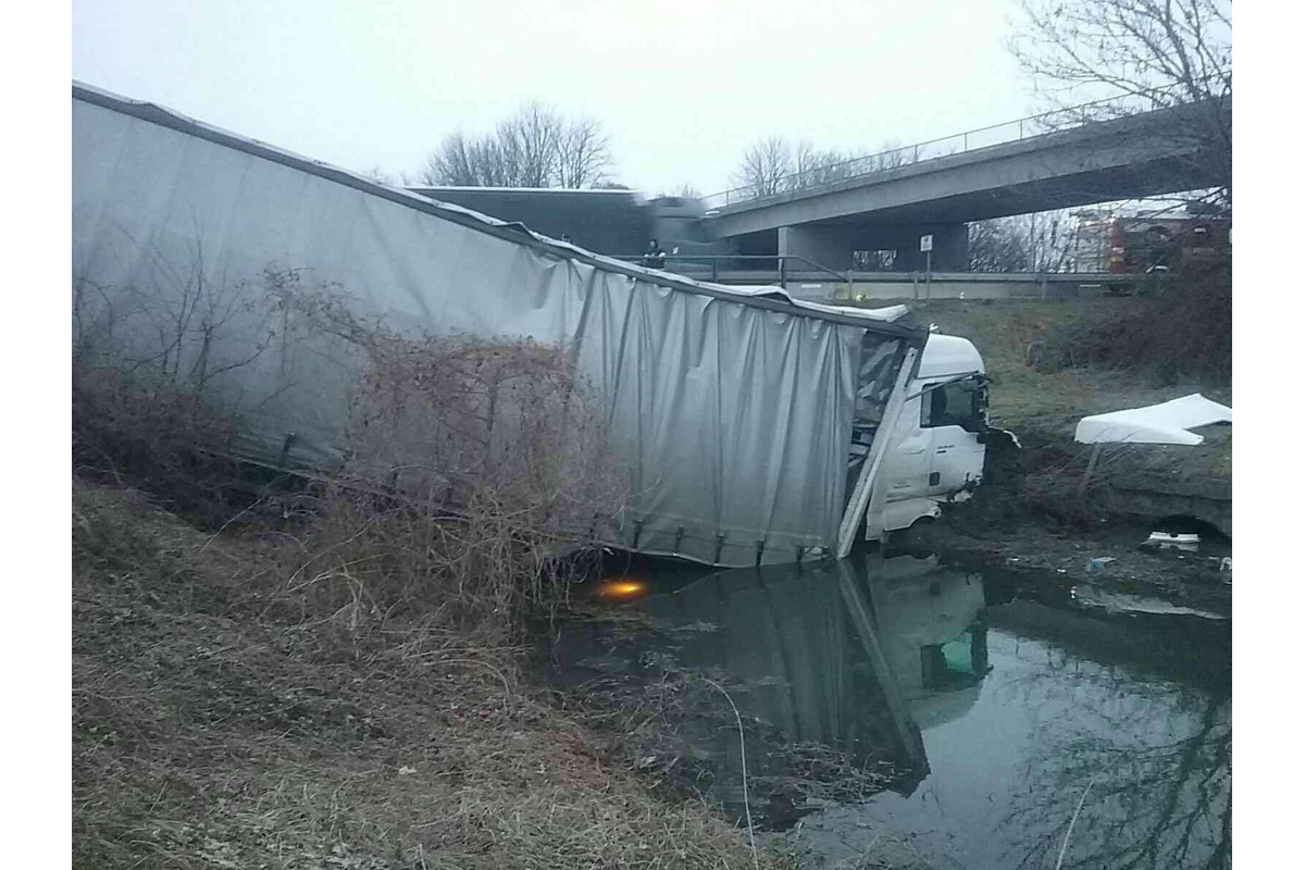 FOTO:  Nehoda kamiónu na D1, foto 3