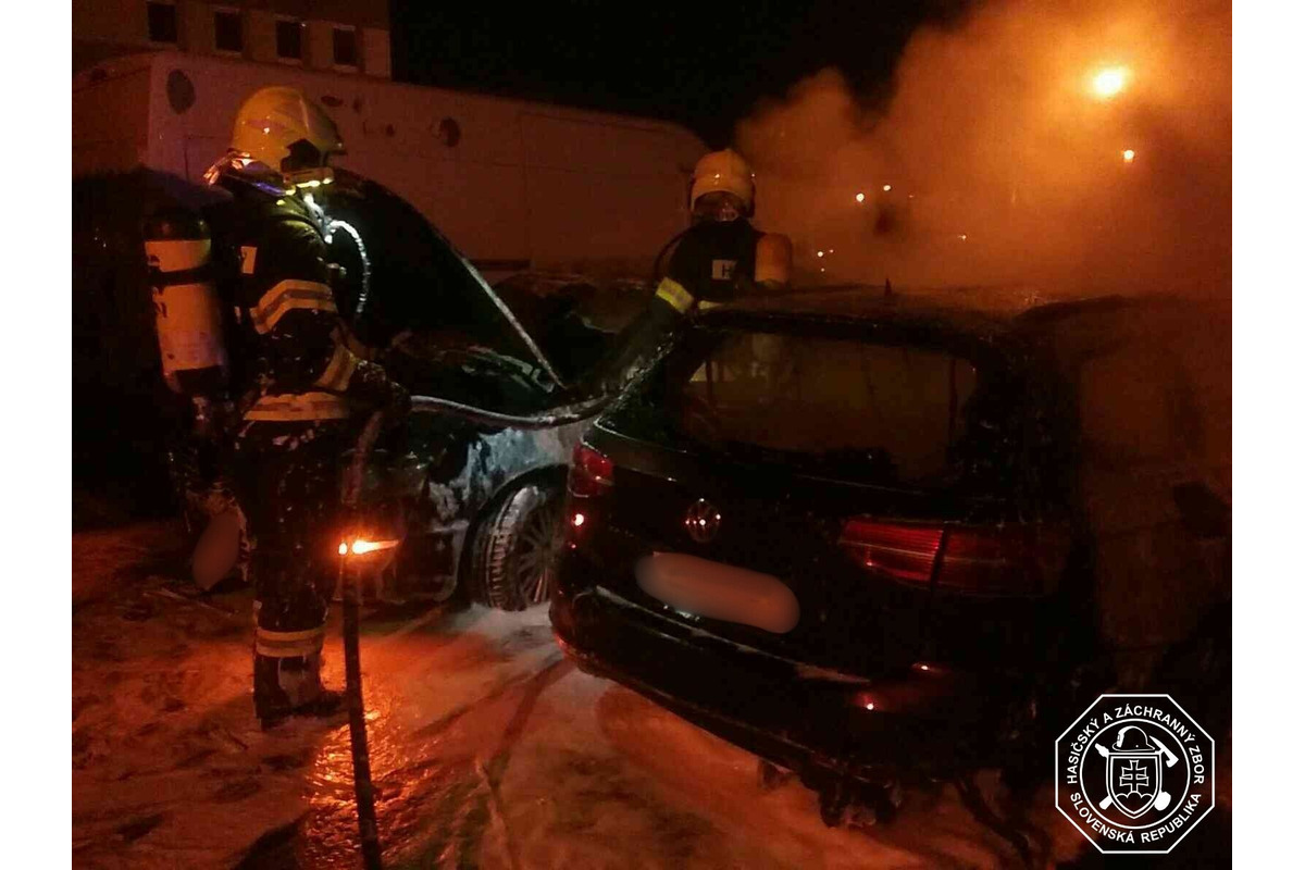 FOTO: Požiar áut na Bieloruskej ulici v Podunajských Biskupiciach, foto 3