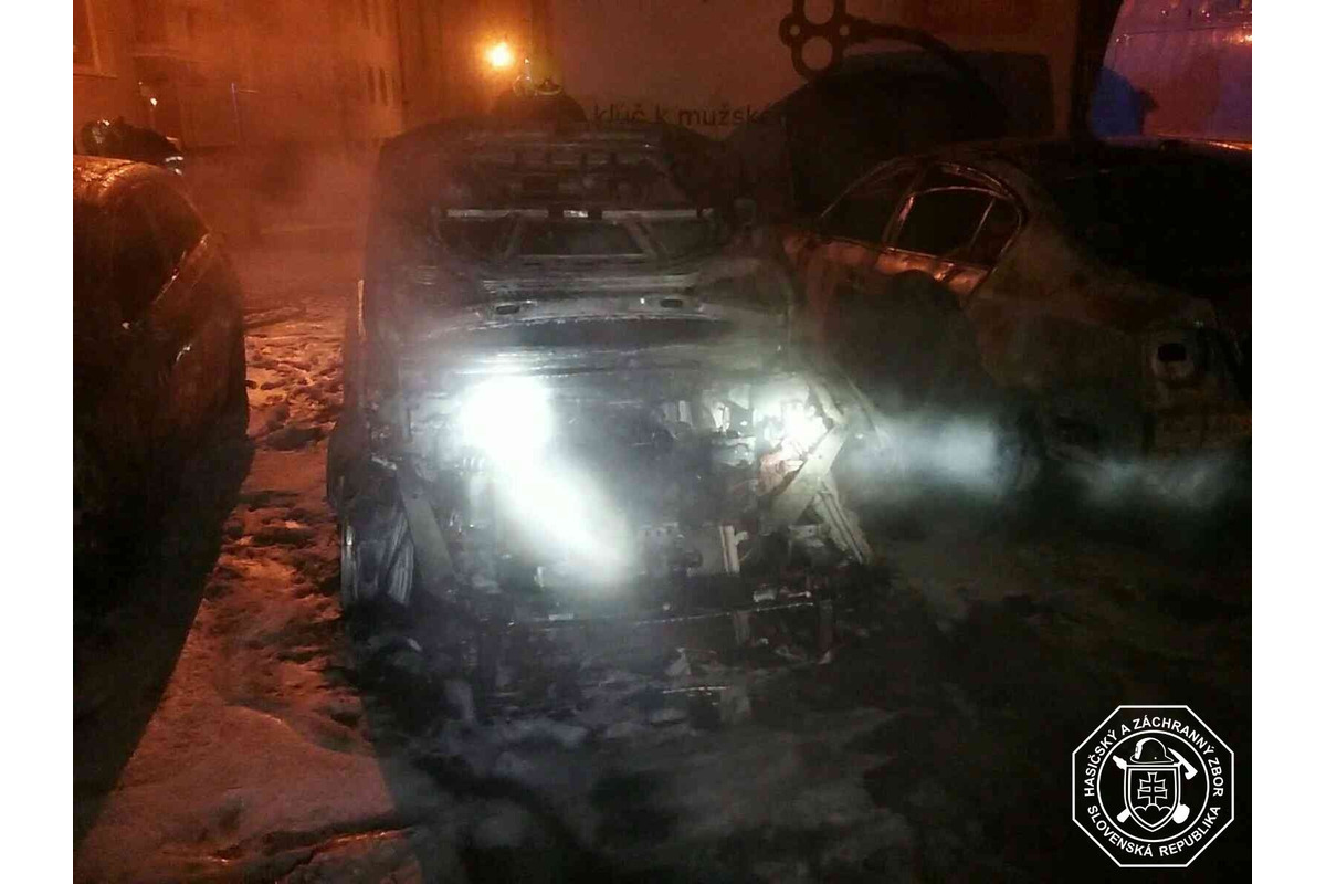 FOTO: Požiar áut na Bieloruskej ulici v Podunajských Biskupiciach, foto 5