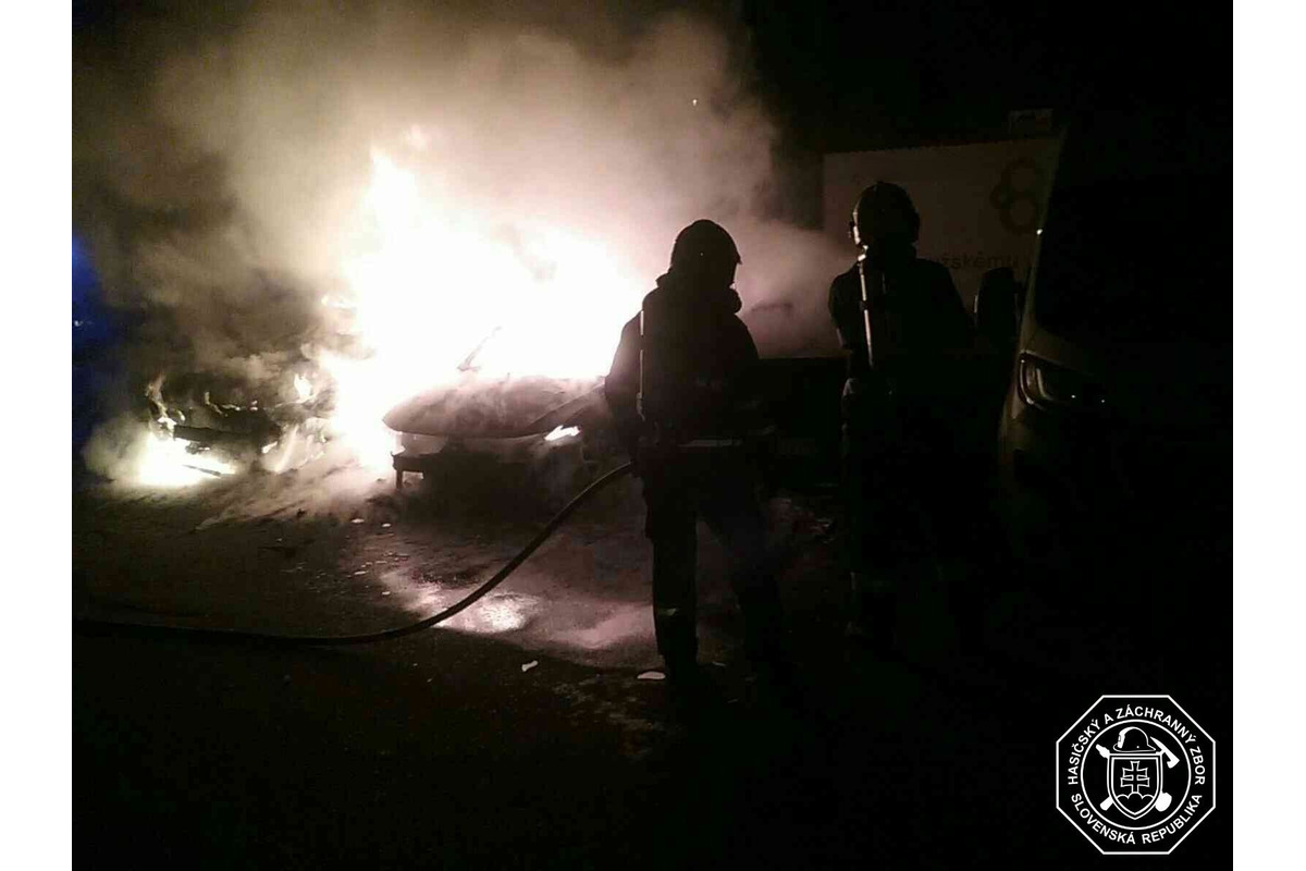 FOTO: Požiar áut na Bieloruskej ulici v Podunajských Biskupiciach, foto 6