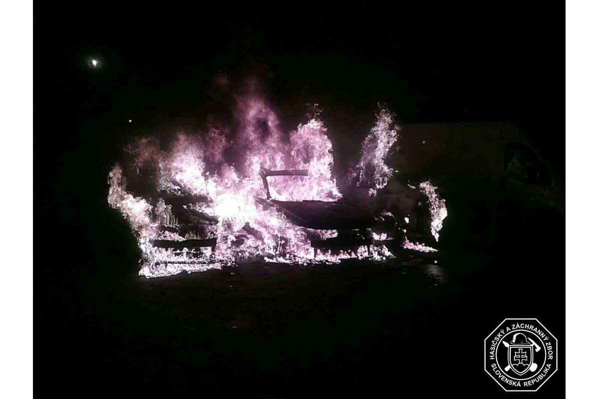 FOTO: Požiar áut na Bieloruskej ulici v Podunajských Biskupiciach, foto 7