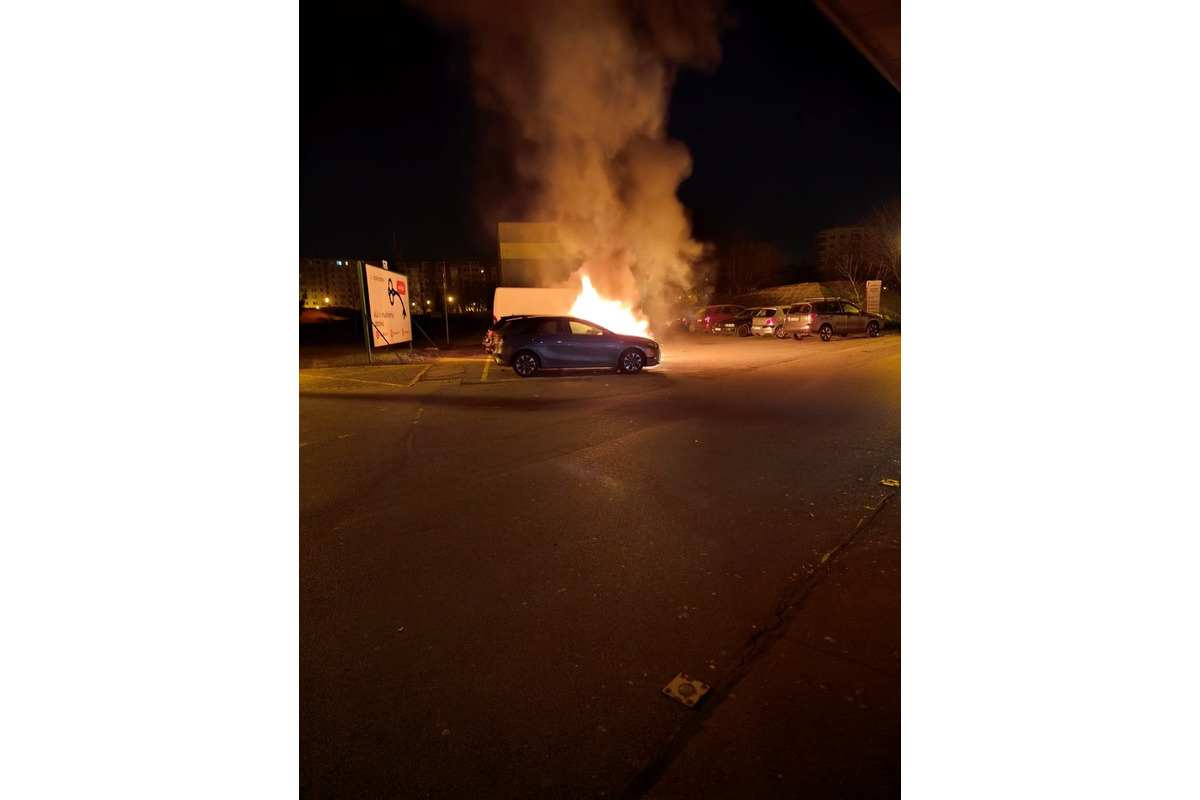 FOTO: Požiar áut na Bieloruskej ulici v Podunajských Biskupiciach, foto 8