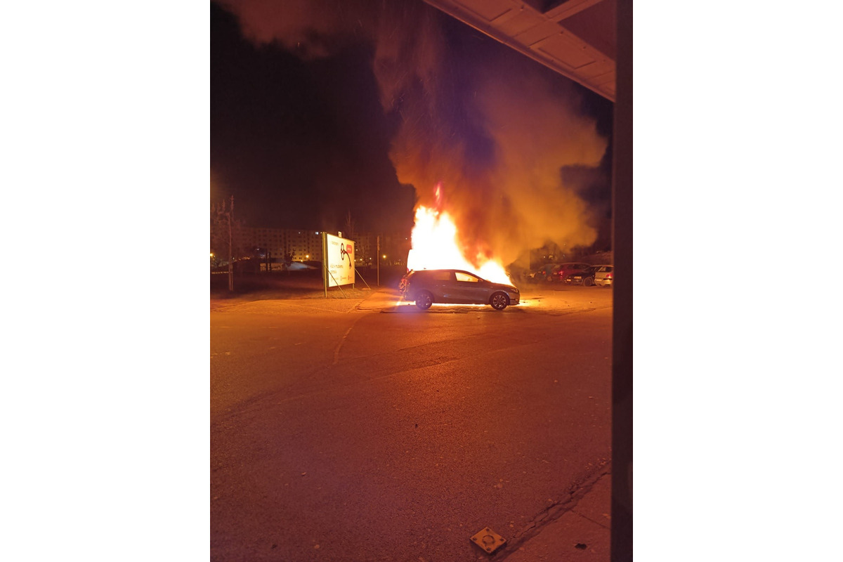 FOTO: Požiar áut na Bieloruskej ulici v Podunajských Biskupiciach, foto 10