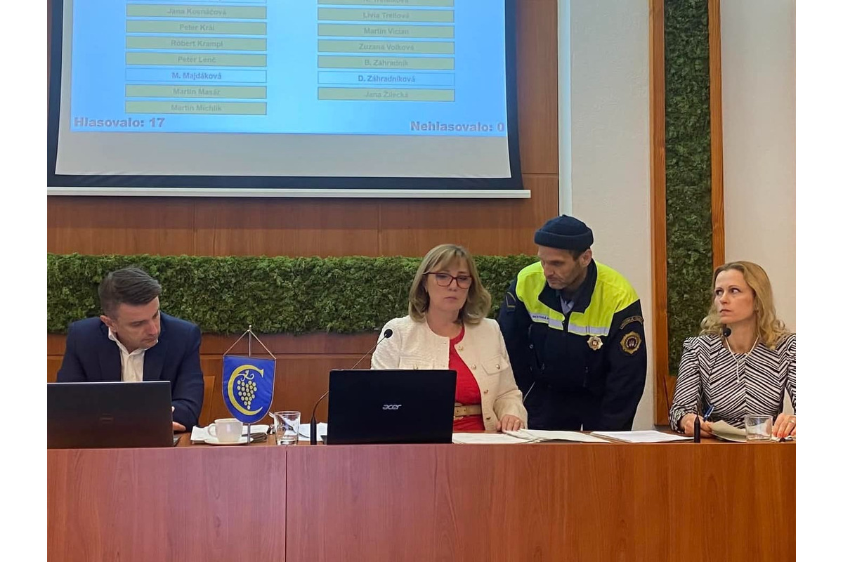 FOTO: Na zastupiteľstvo v Karlovke prišli nahnevaní učitelia a rodičia z Majerníkovej 60, foto 1