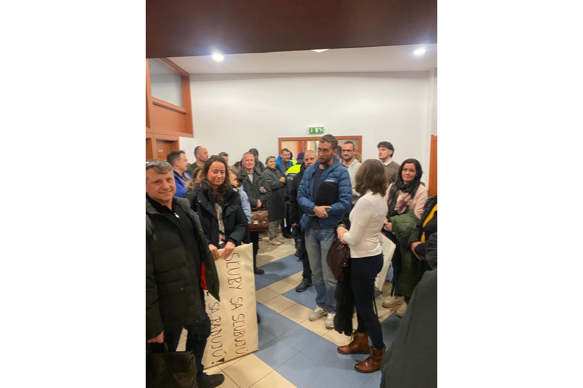 FOTO: Na zastupiteľstvo v Karlovke prišli nahnevaní učitelia a rodičia z Majerníkovej 60, foto 3