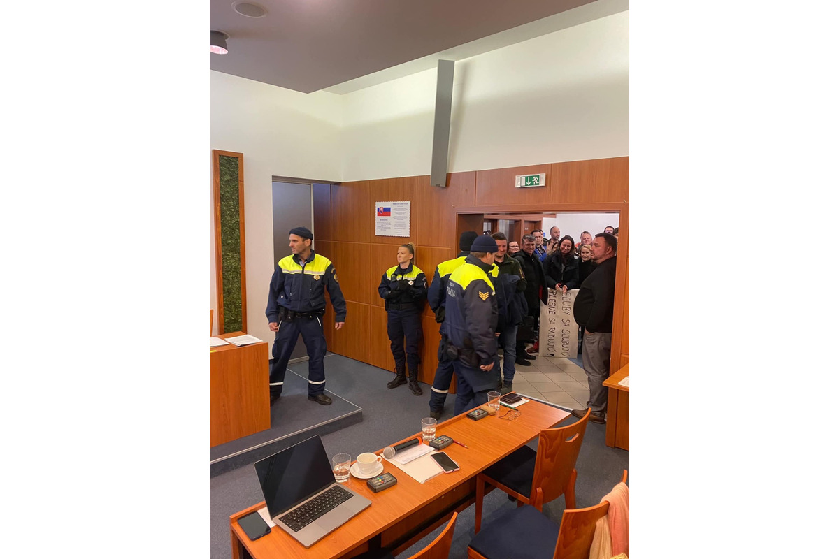 FOTO: Na zastupiteľstvo v Karlovke prišli nahnevaní učitelia a rodičia z Majerníkovej 60, foto 4