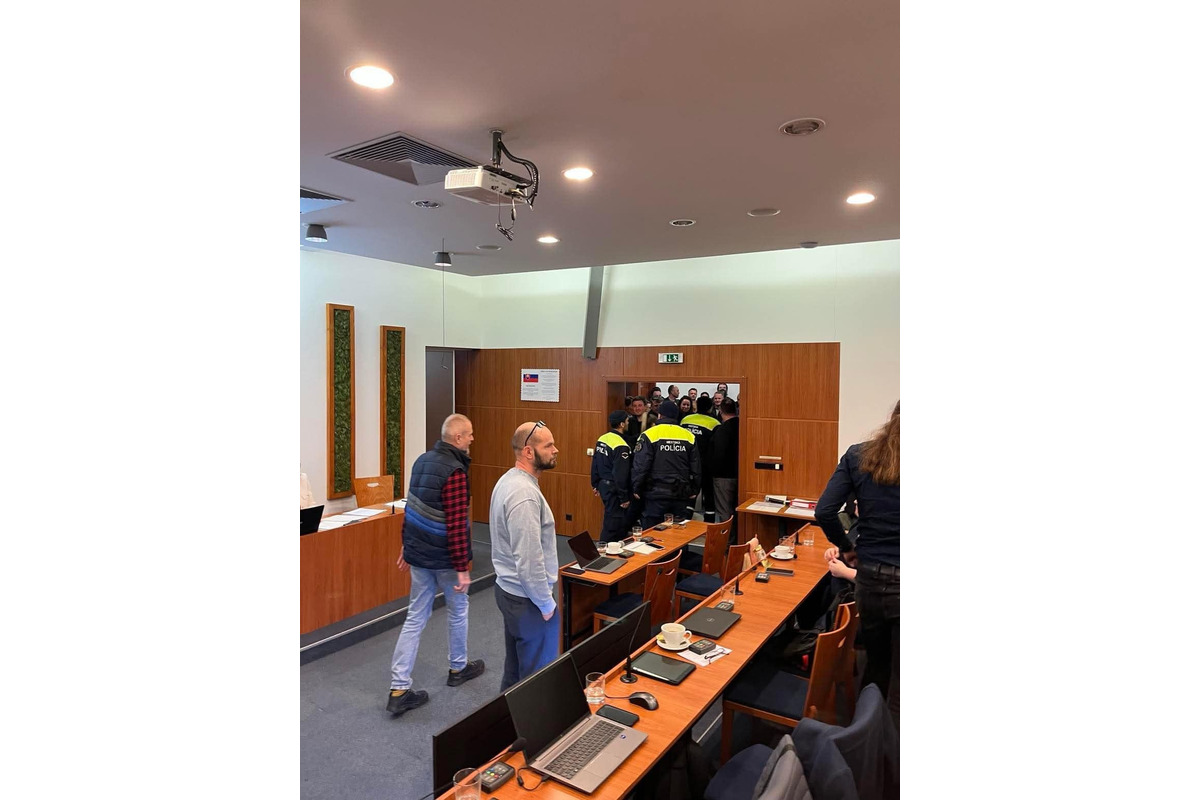 FOTO: Na zastupiteľstvo v Karlovke prišli nahnevaní učitelia a rodičia z Majerníkovej 60, foto 5