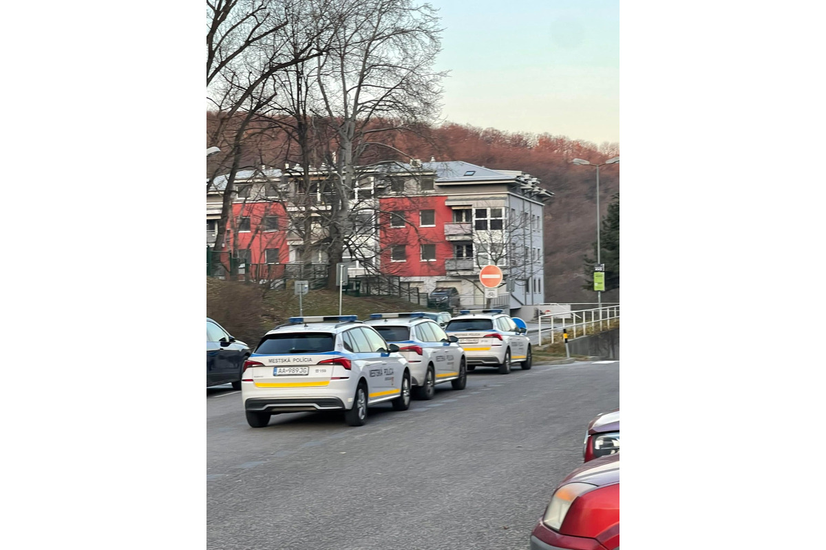 FOTO: Na zastupiteľstvo v Karlovke prišli nahnevaní učitelia a rodičia z Majerníkovej 60, foto 7