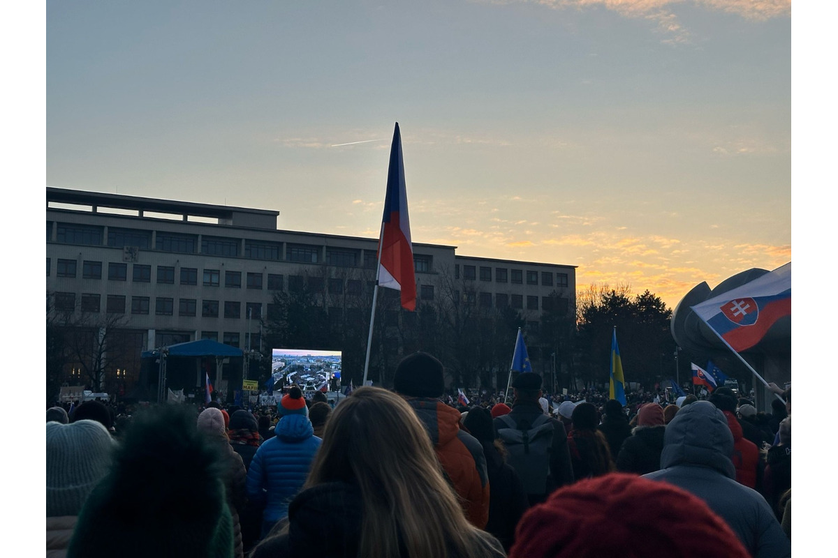 FOTO: Protesty na Námestí slobody pokračujú, zhromaždení si pripomenuli aj pamiatku Jána a Martiny, foto 1