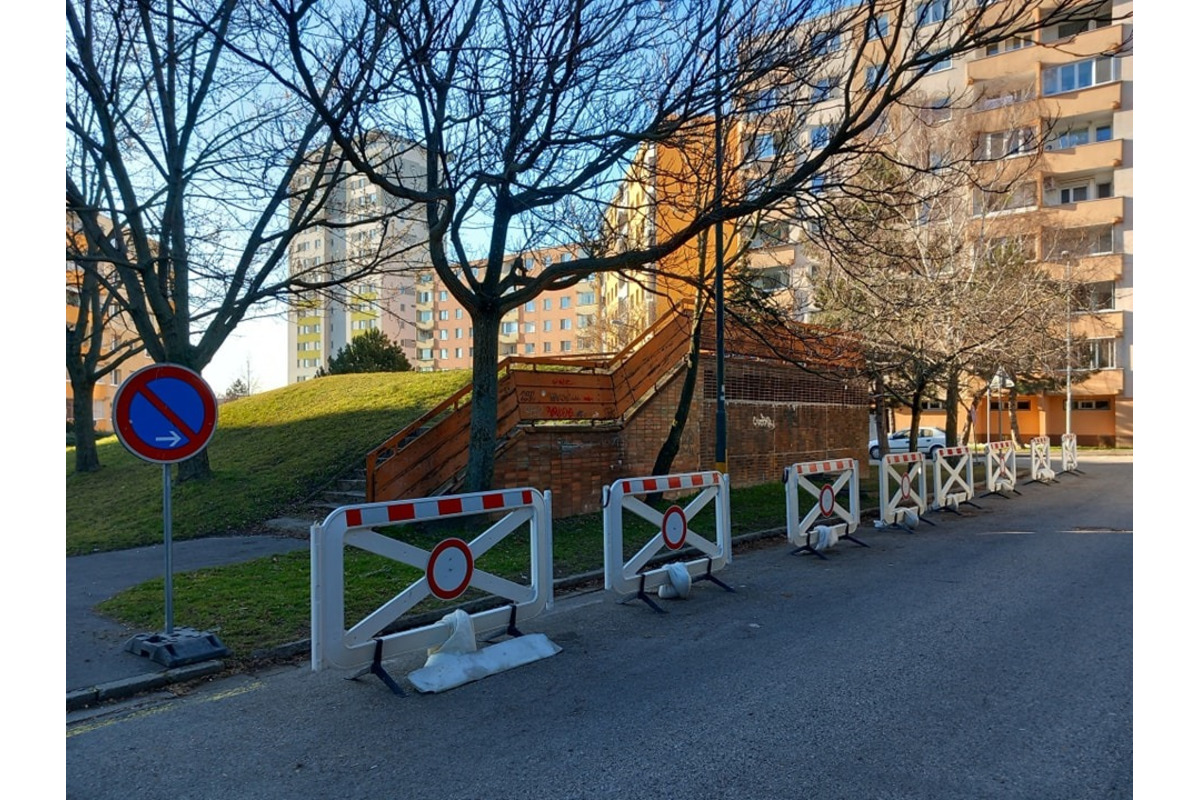 FOTO: Račanov prekvapili zábrany pred Billou na Rustaveliho ulici, foto 3