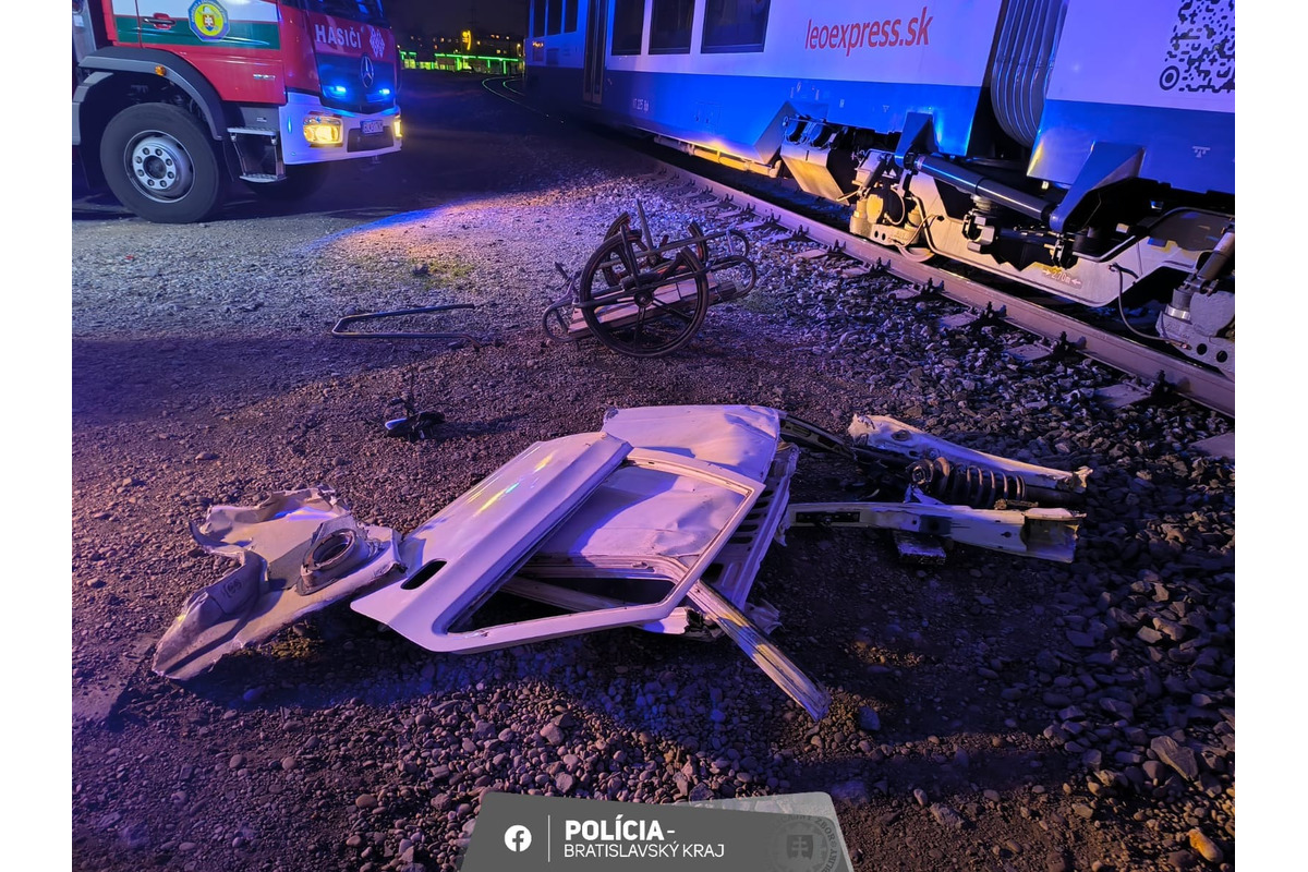 FOTO: Nehoda ručného vozíka s vlakom blízko Vrakunskej cesty, foto 1