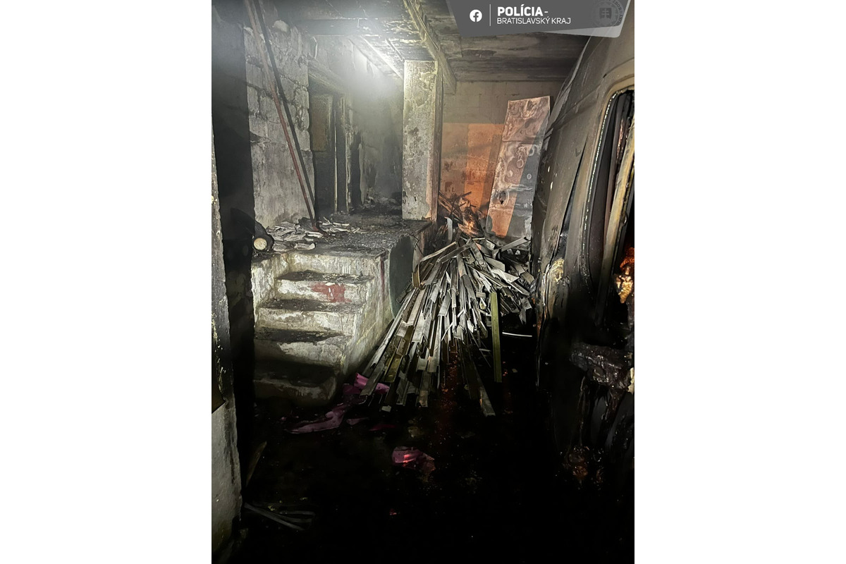 FOTO: Požiar garáže v Petržalke, foto 2