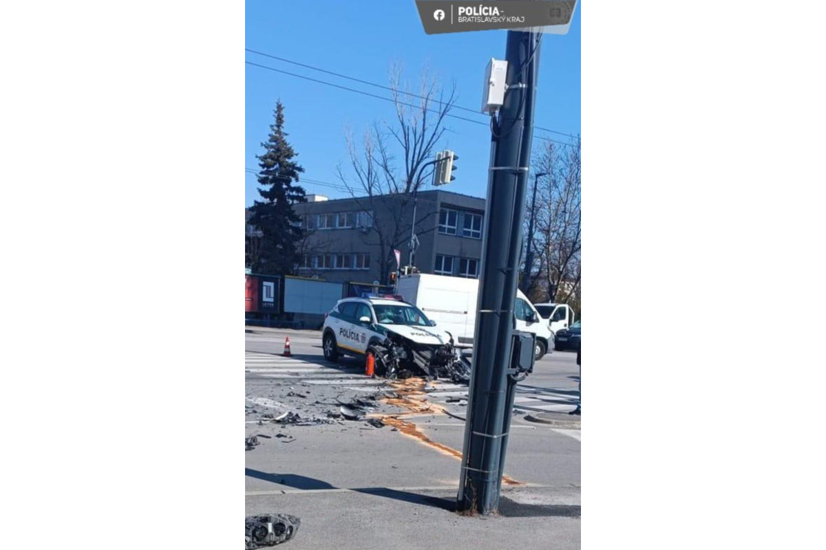 FOTO: Na križovatke Gagarinovej a Tomášikovej havarovalo policajné auto, foto 1