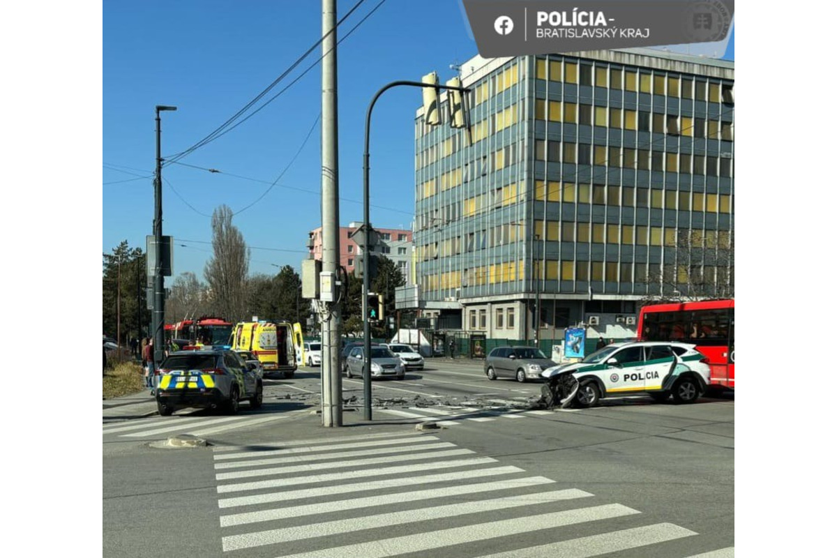 FOTO: Na križovatke Gagarinovej a Tomášikovej havarovalo policajné auto, foto 2