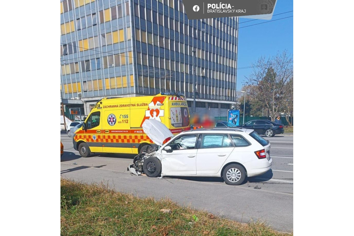 FOTO: Na križovatke Gagarinovej a Tomášikovej havarovalo policajné auto, foto 3