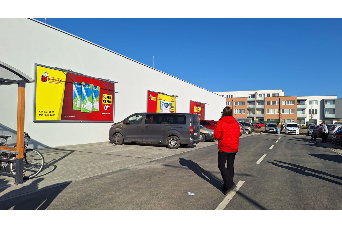 FOTO: Pred Biedronkou sa v Miloslavove tvoria dlhé rady. Ľudia parkujú aj v poli, foto 1