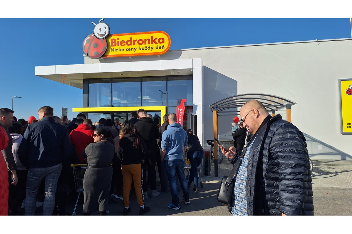 FOTO: Pred Biedronkou sa v Miloslavove tvoria dlhé rady. Ľudia parkujú aj v poli, foto 3