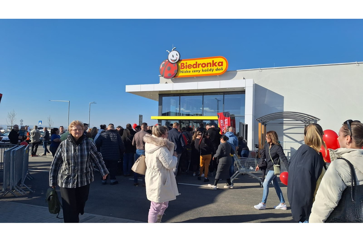 FOTO: Pred Biedronkou sa v Miloslavove tvoria dlhé rady. Ľudia parkujú aj v poli, foto 4