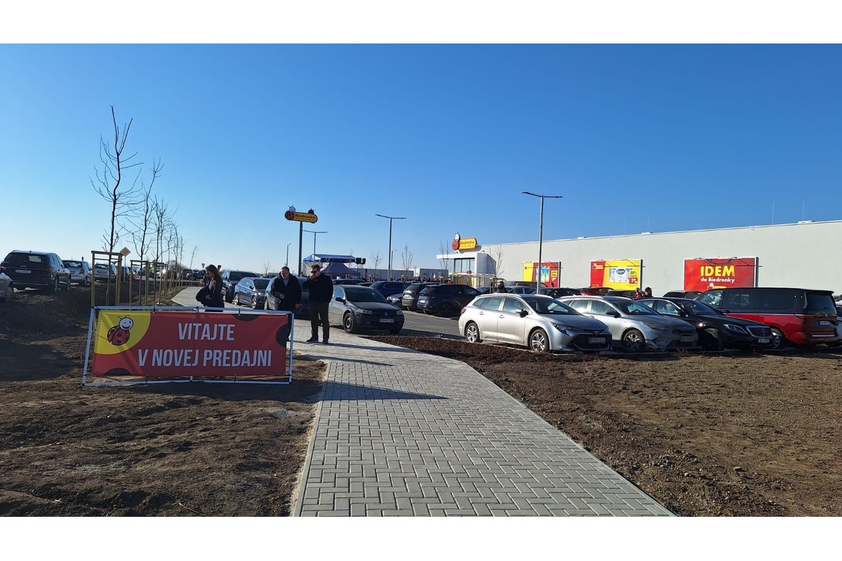 FOTO: Pred Biedronkou sa v Miloslavove tvoria dlhé rady. Ľudia parkujú aj v poli, foto 5