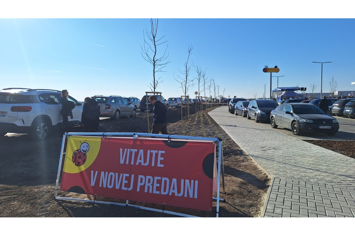 FOTO: Pred Biedronkou sa v Miloslavove tvoria dlhé rady. Ľudia parkujú aj v poli, foto 7