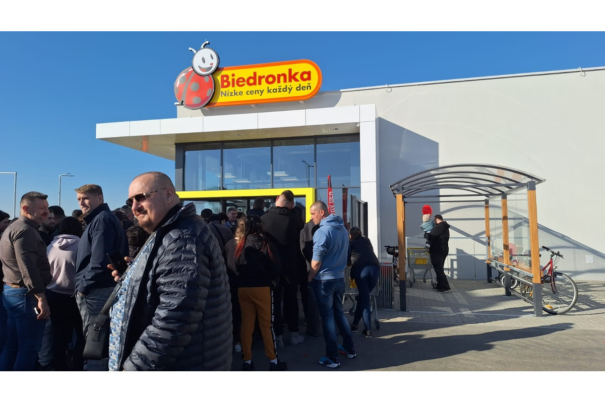 FOTO: Pred Biedronkou sa v Miloslavove tvoria dlhé rady. Ľudia parkujú aj v poli, foto 8