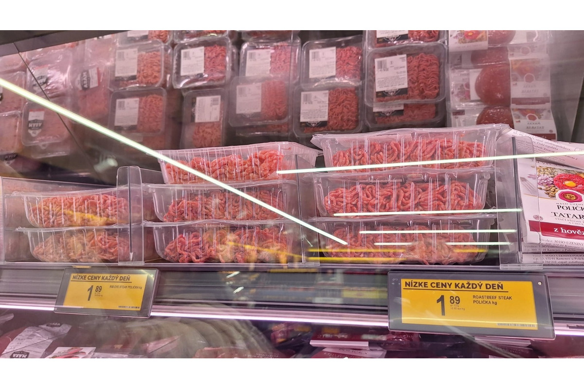 FOTO: Pred Biedronkou sa v Miloslavove tvoria dlhé rady. Ľudia parkujú aj v poli, foto 10