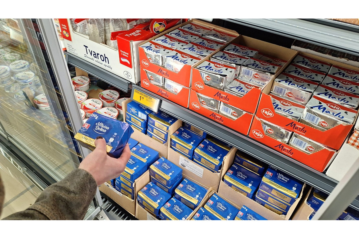 FOTO: Pred Biedronkou sa v Miloslavove tvoria dlhé rady. Ľudia parkujú aj v poli, foto 11