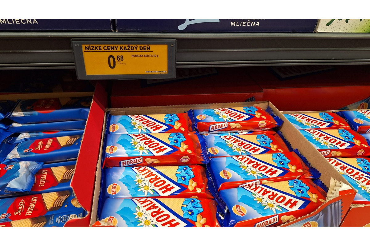 FOTO: Pred Biedronkou sa v Miloslavove tvoria dlhé rady. Ľudia parkujú aj v poli, foto 12