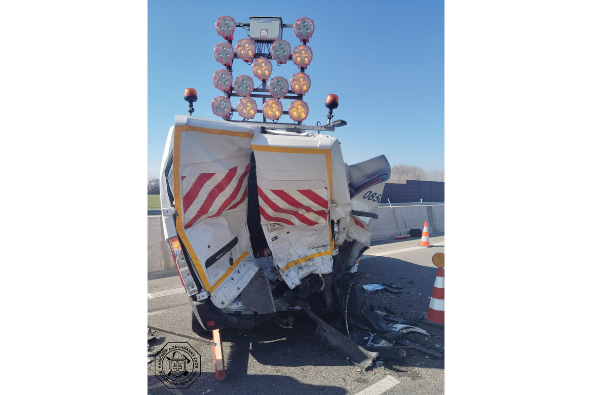 FOTO: Auto narazilo do diaľničnej patroly, foto 1