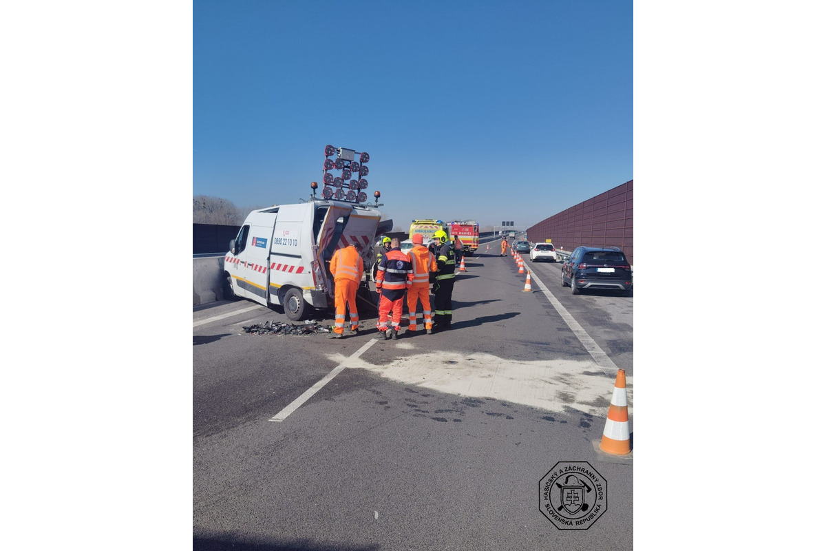 FOTO: Auto narazilo do diaľničnej patroly, foto 2