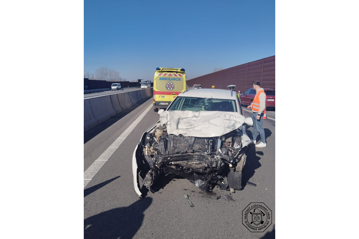 FOTO: Auto narazilo do diaľničnej patroly, foto 3