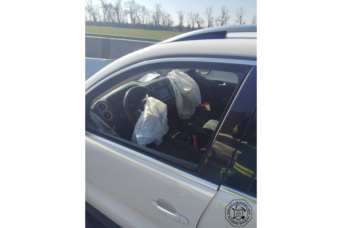 FOTO: Auto narazilo do diaľničnej patroly, foto 4