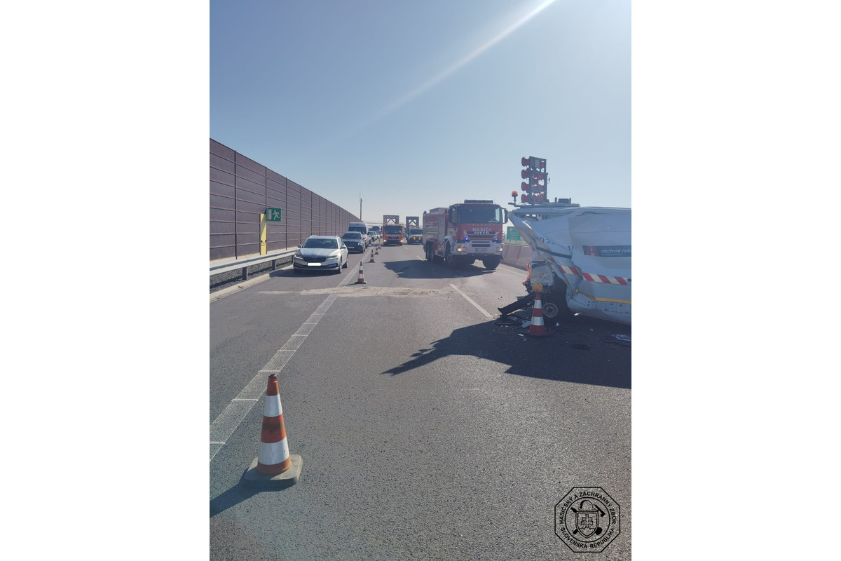 FOTO: Auto narazilo do diaľničnej patroly, foto 5