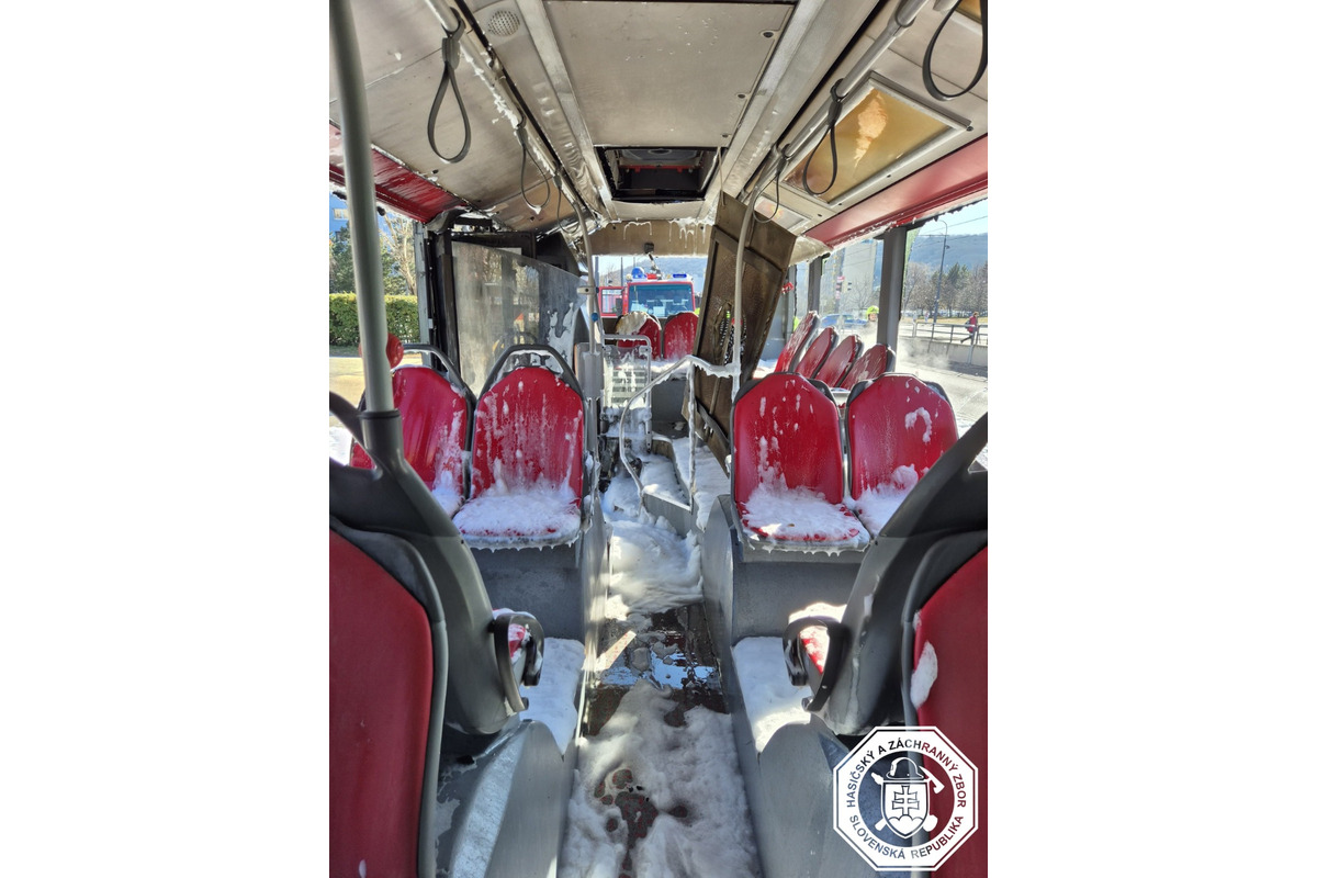 FOTO: Požiar autobusu v bratislavskej Dúbravke, foto 1