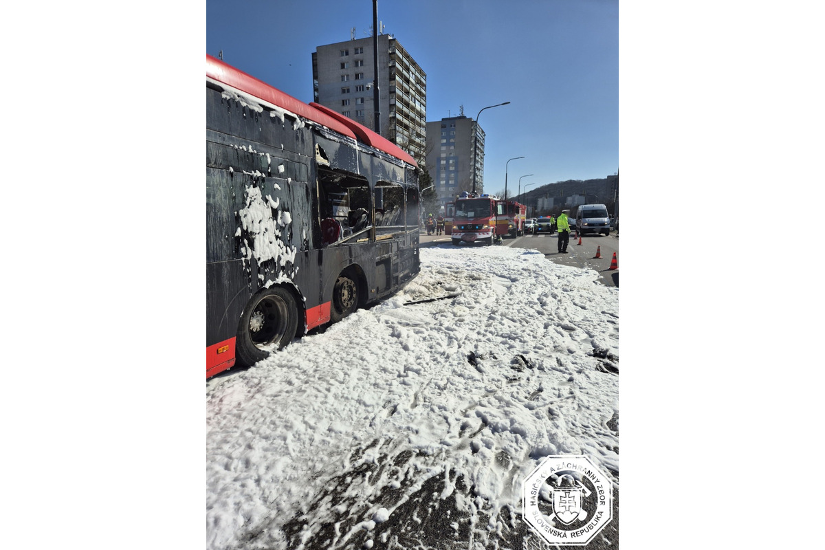 FOTO: Požiar autobusu v bratislavskej Dúbravke, foto 2