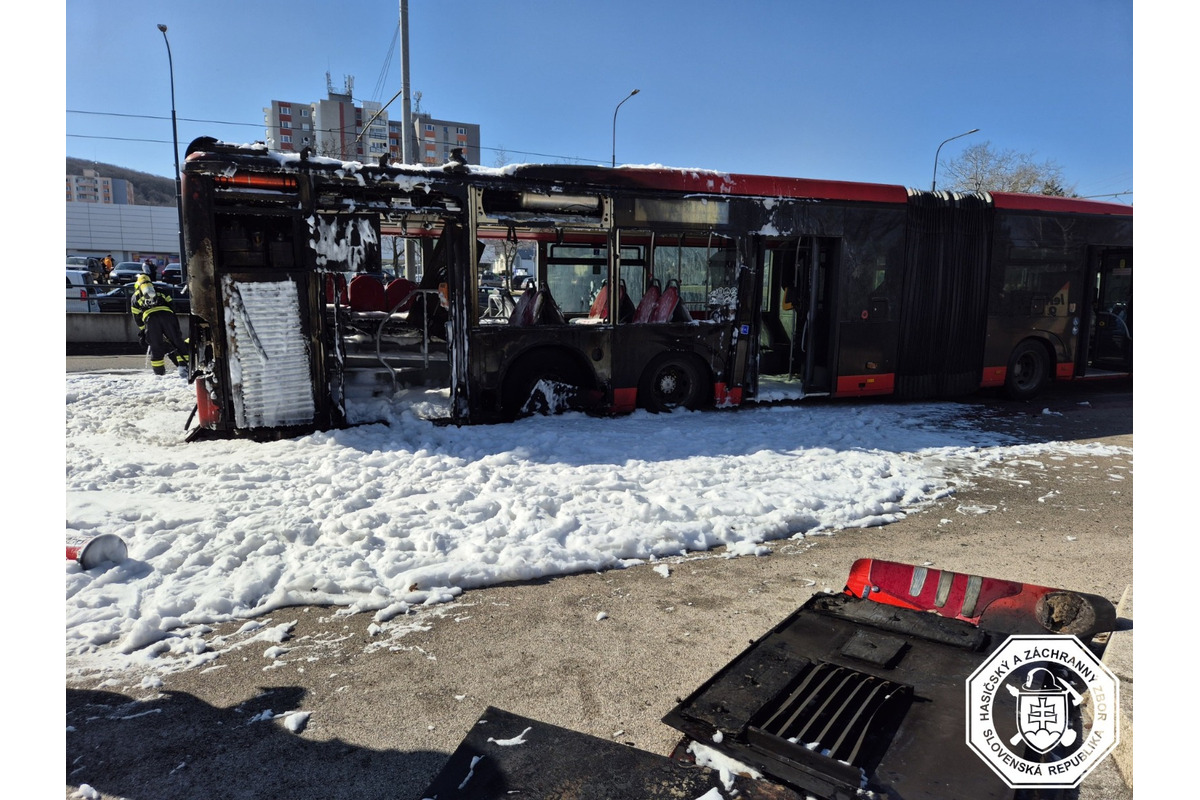 FOTO: Požiar autobusu v bratislavskej Dúbravke, foto 3