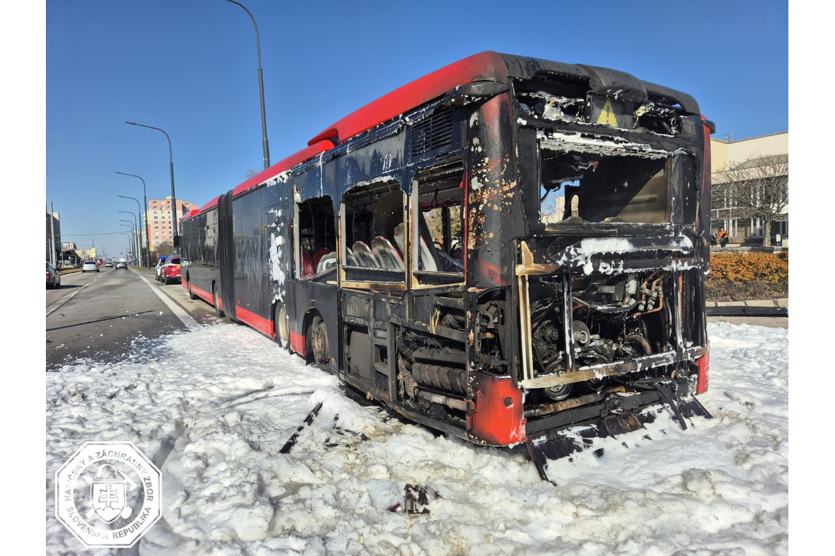 FOTO: Požiar autobusu v bratislavskej Dúbravke, foto 4