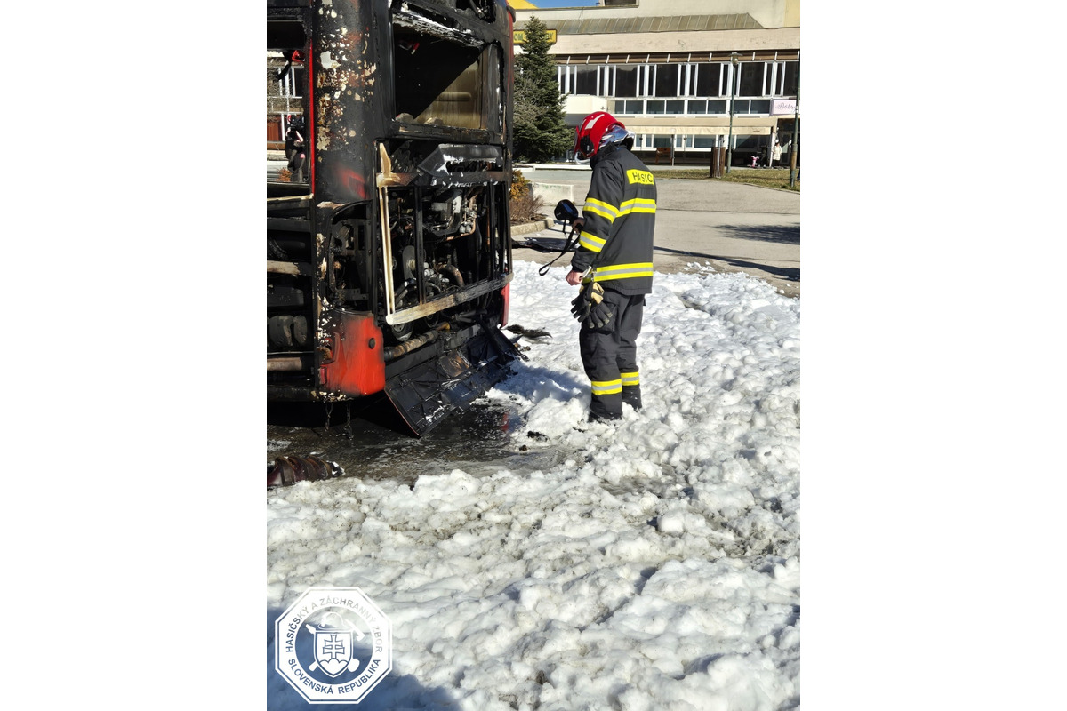 FOTO: Požiar autobusu v bratislavskej Dúbravke, foto 5