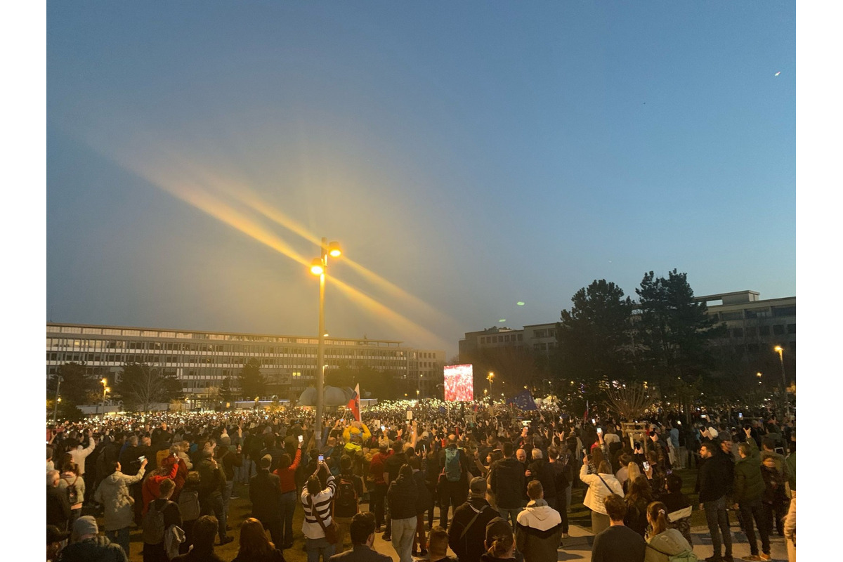 FOTO: Na Námestí slobody sa zhromaždilo 9 až 12-tisíc ľudí, foto 2