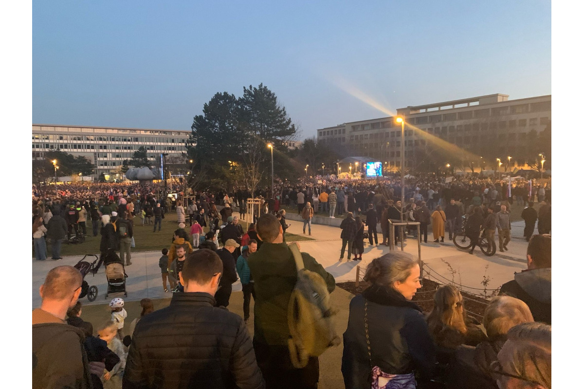 FOTO: Na Námestí slobody sa zhromaždilo 9 až 12-tisíc ľudí, foto 3