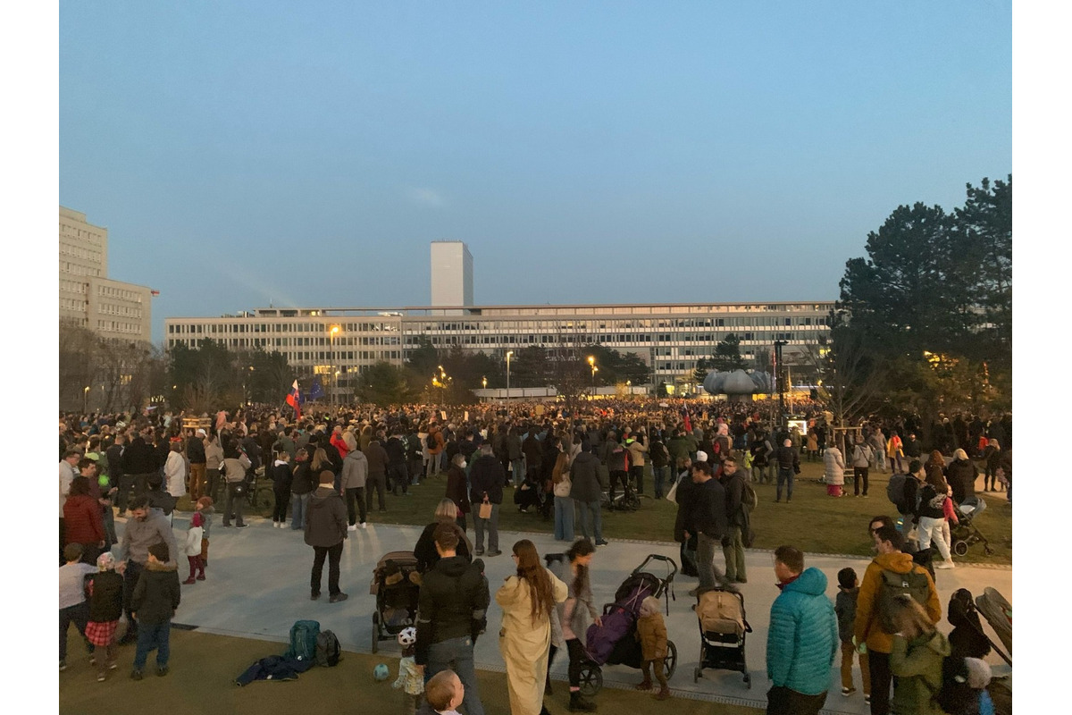 FOTO: Na Námestí slobody sa zhromaždilo 9 až 12-tisíc ľudí, foto 4
