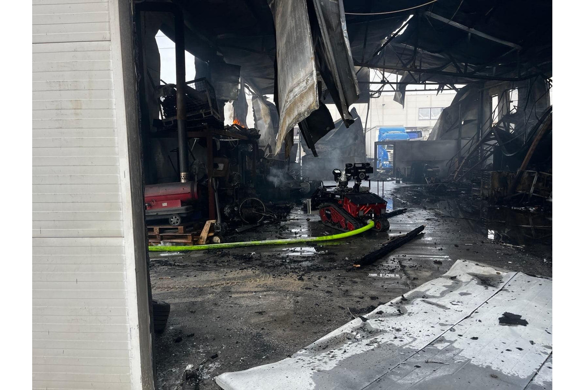 FOTO: Neďaleko areálu automobilky Volkswagen vypukol rozsiahly požiar, škody sa pohybujú v státisícoch, foto 1