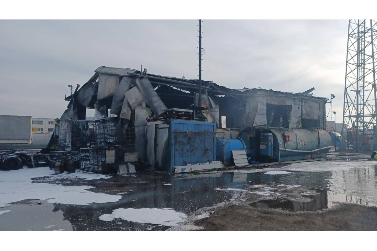 FOTO: Neďaleko areálu automobilky Volkswagen vypukol rozsiahly požiar, škody sa pohybujú v státisícoch, foto 2